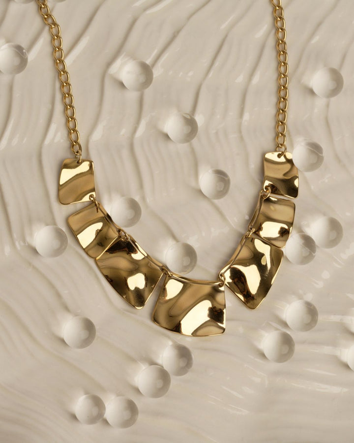 Goldfarbene Edelstahl-Halskette von Nordahl Jewellery auf hellem Hintergrund.